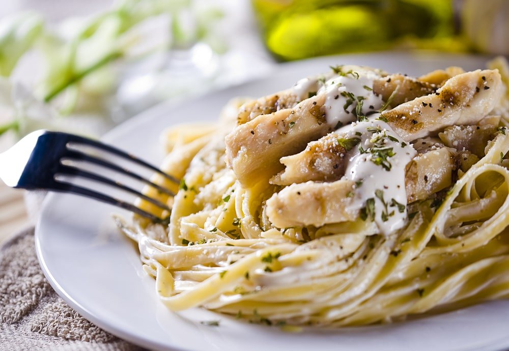 ragu chicken alfredo with fettuccine